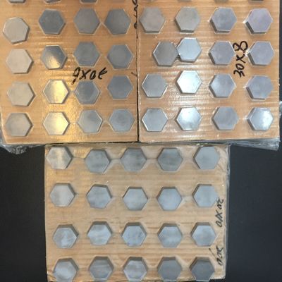 Placas de blindaje corporal resistente, placas balísticas cerámicas de carburo de boro B4C. proveedor